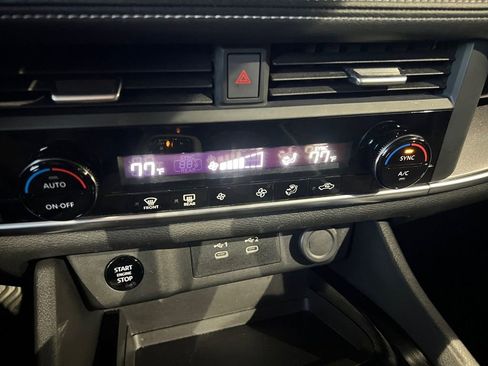 Used 2024 Nissan Rogue SV image 32