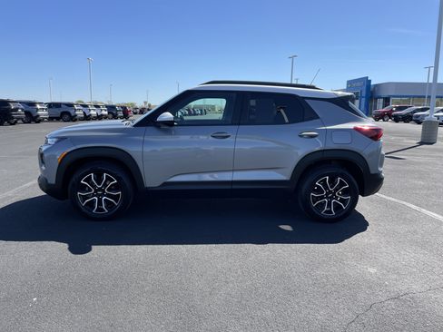Used 2023 Chevrolet TrailBlazer ACTIV w/ Sun and Liftgate Package FWD image 2