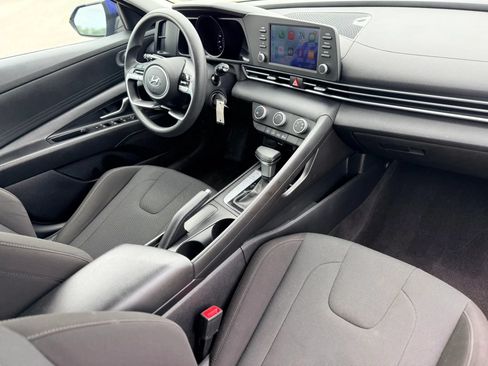 Used 2021 Hyundai Elantra SE FWD image 23