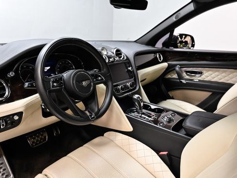 Used 2018 Bentley Bentayga AWD/4WD image 21