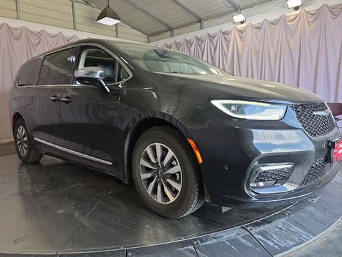 Used 2023 Chrysler Pacifica Limited FWD image 10