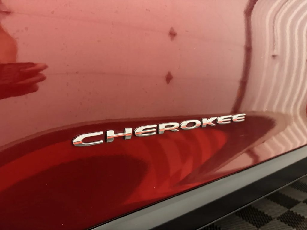 Used 2019 Jeep Cherokee Latitude Plus FWD image 12