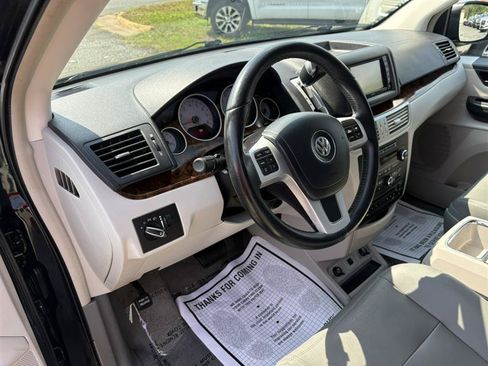 Used 2013 Volkswagen Routan SEL Premium FWD image 9