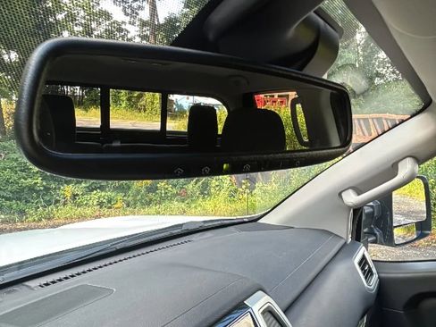 Used 2021 Nissan Titan SV w/ SV Convenience Package image 17