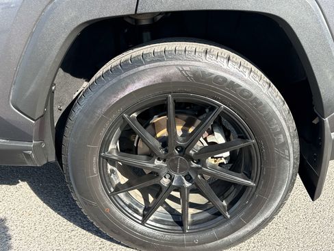 Used 2021 Toyota RAV4 XLE w/ Convenience Package image 7