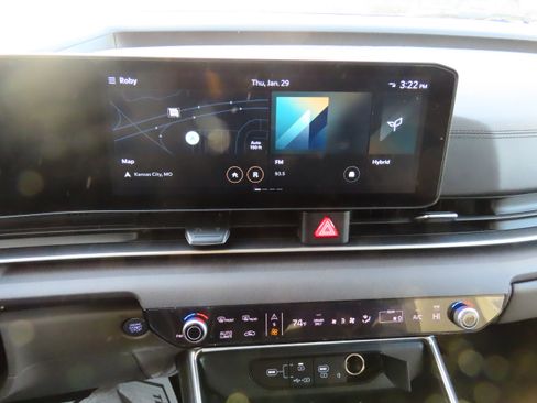 Used 2025 Kia Carnival EX image 23