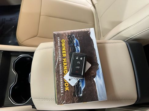 New 2025 Jeep Grand Cherokee Limited w/ Black Appearance Package image 45