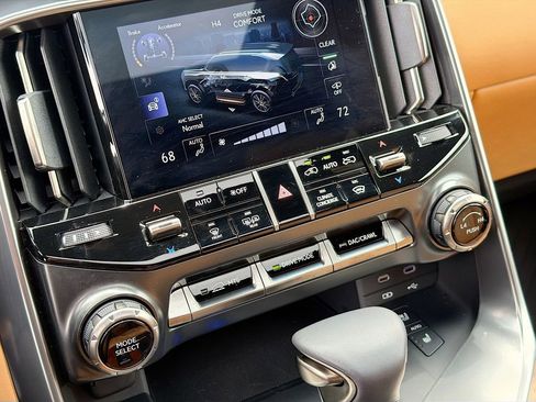 Used 2025 Lexus LX 600 4WD w/ Appearance Package image 15