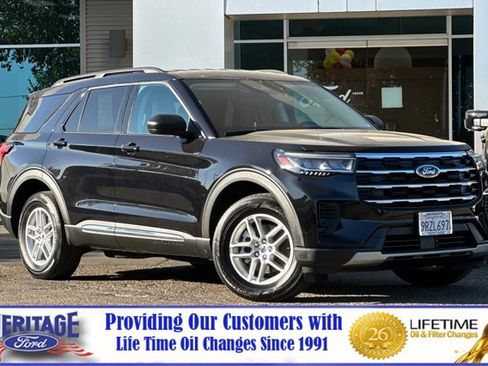 Used 2025 Ford Explorer Active AWD/4WD image 2