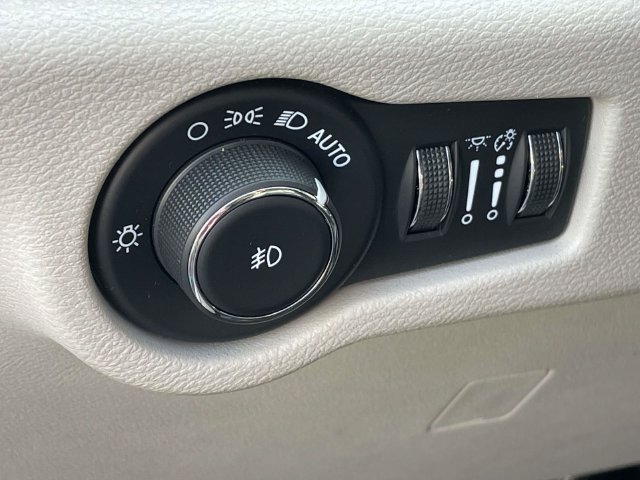 Used 2024 Chrysler Pacifica Touring-L FWD image 18