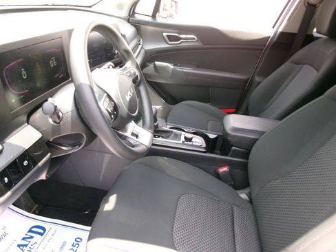 Used 2025 Kia Sportage LX FWD image 13