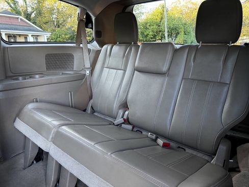Used 2013 Chrysler Town & Country Touring image 14
