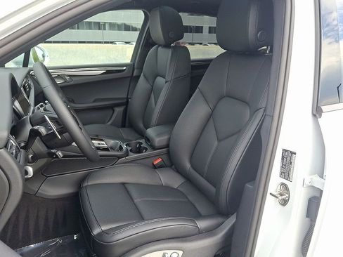 Used 2025 Porsche Macan image 5
