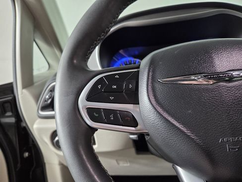 Used 2023 Chrysler Pacifica Touring-L FWD image 19