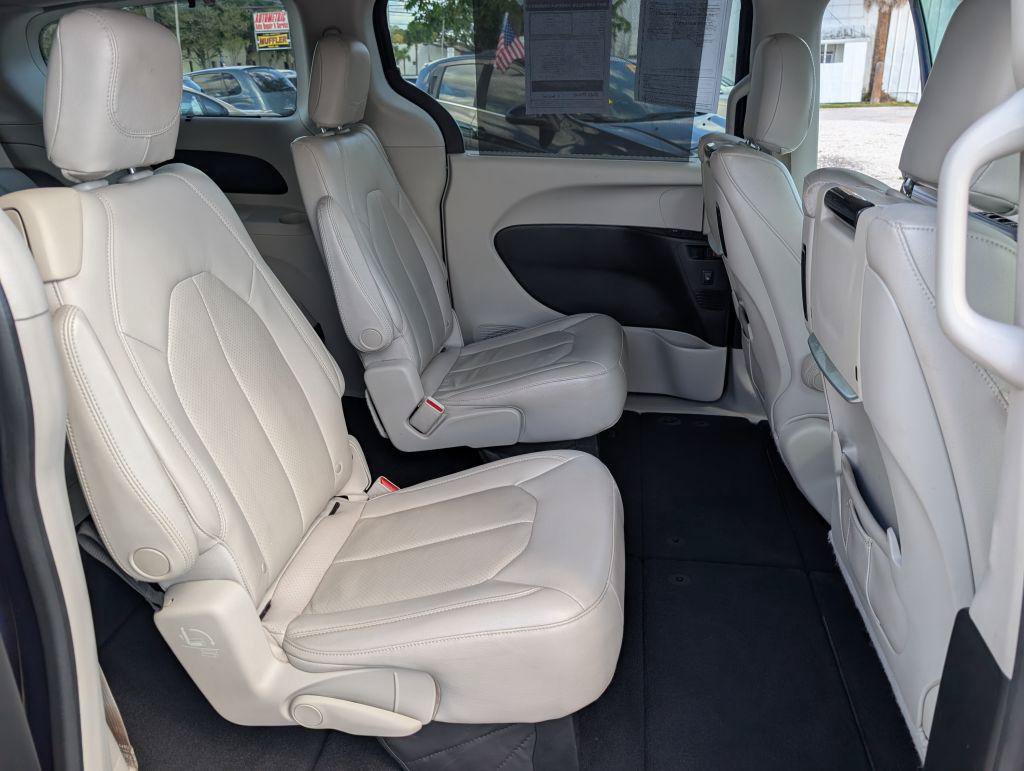 Used 2017 Chrysler Pacifica Touring-L Plus w/ Tire & Wheel Group FWD image 14