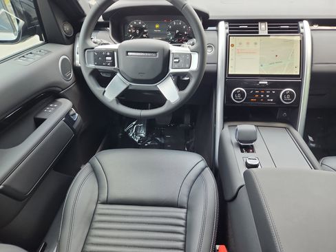 Used 2025 Land Rover Discovery S image 4