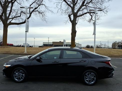 Used 2024 Hyundai Elantra SEL image 4