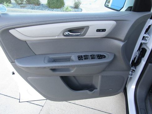 Used 2016 Chevrolet Traverse LT image 11