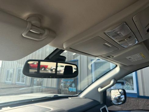 Used 2018 Nissan Titan SV w/ SV Convenience Package image 17