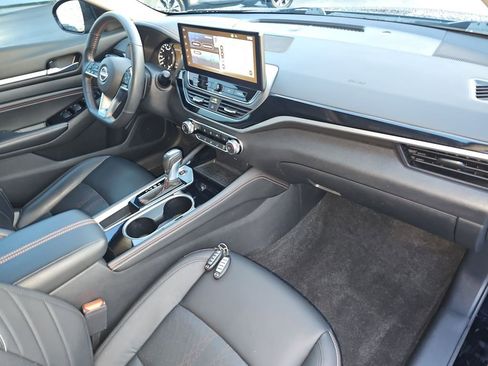 Used 2023 Nissan Altima 2.5 SR w/ SR Premium Package image 18