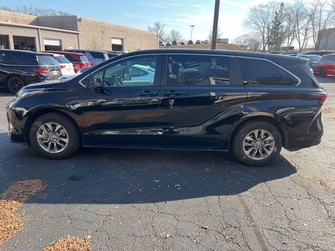 Used 2025 Toyota Sienna LE image 9