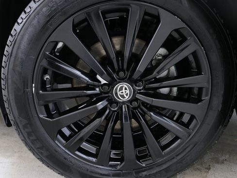 Used 2023 Toyota Highlander L image 32