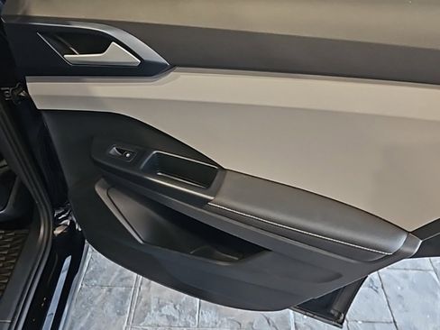 Used 2024 Volkswagen Taos SE image 15