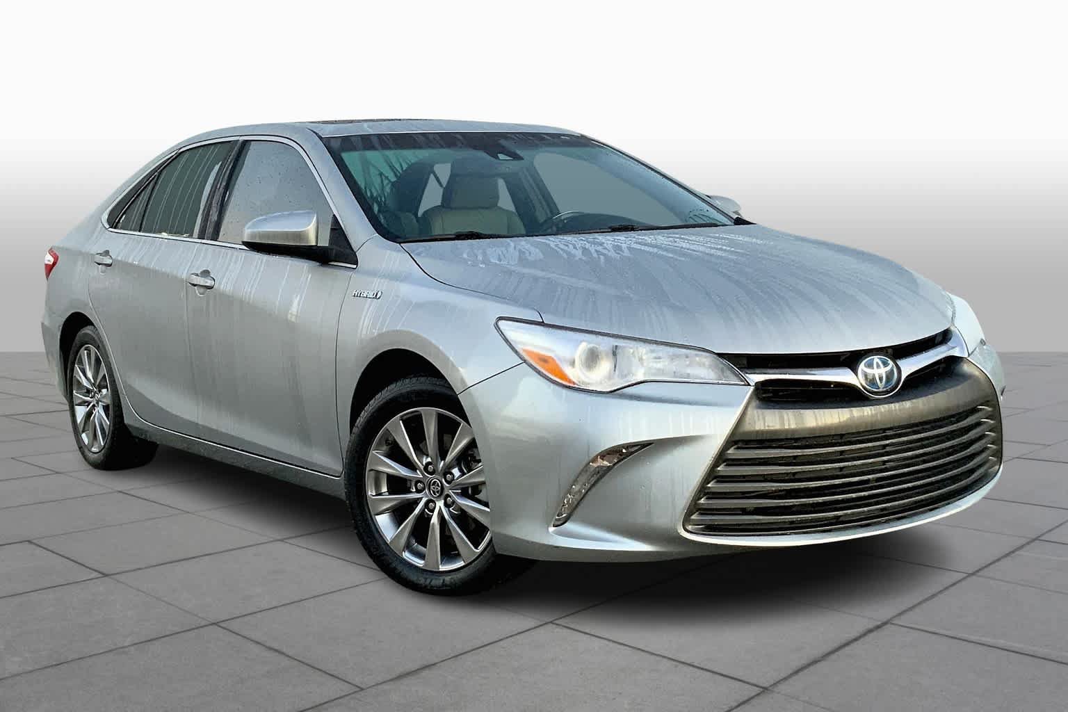 Used 2017 Toyota Camry XLE w/ Moonroof Package FWD image 3