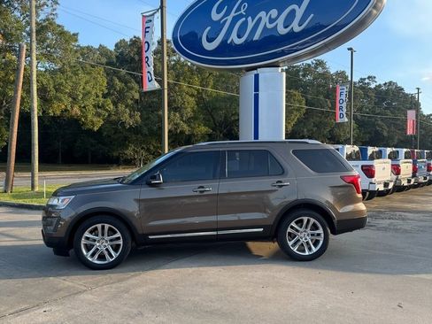 Used 2016 Ford Explorer XLT w/ Equipment Group 202A image 3