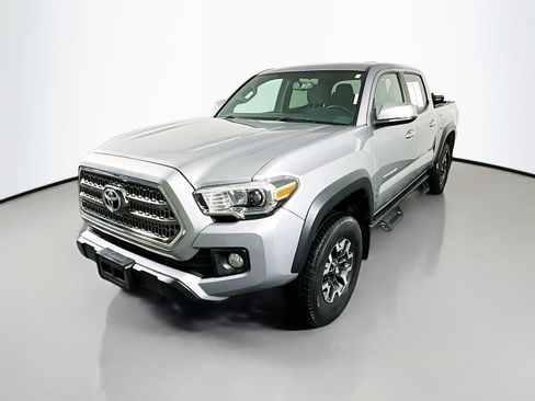 Used 2017 Toyota Tacoma TRD Off-Road AWD/4WD image 3