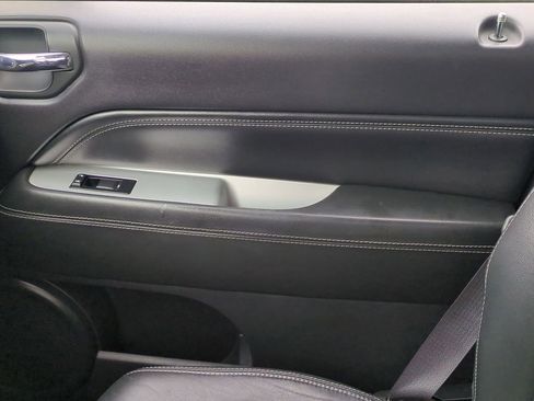 Used 2014 Jeep Compass Latitude image 30