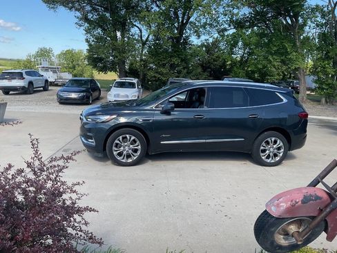 Used 2021 Buick Enclave Avenir w/ Avenir Technology Package FWD image 6
