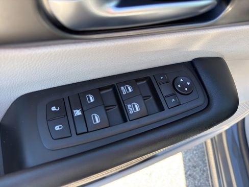 Used 2023 Chrysler Pacifica Touring-L image 11