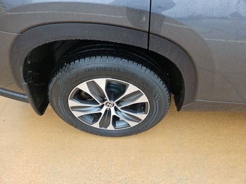 Used 2020 Toyota Highlander XLE image 10