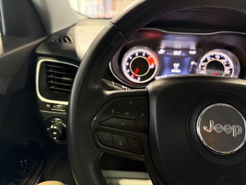 Used 2020 Jeep Cherokee Trailhawk AWD/4WD image 15