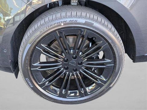 New 2026 Land Rover Range Rover Long Wheelbase SE image 9