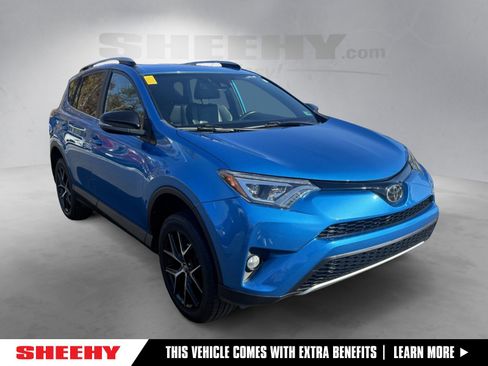 Used 2018 Toyota RAV4 SE image 1