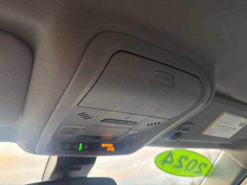 Used 2024 GMC Terrain SLT image 23