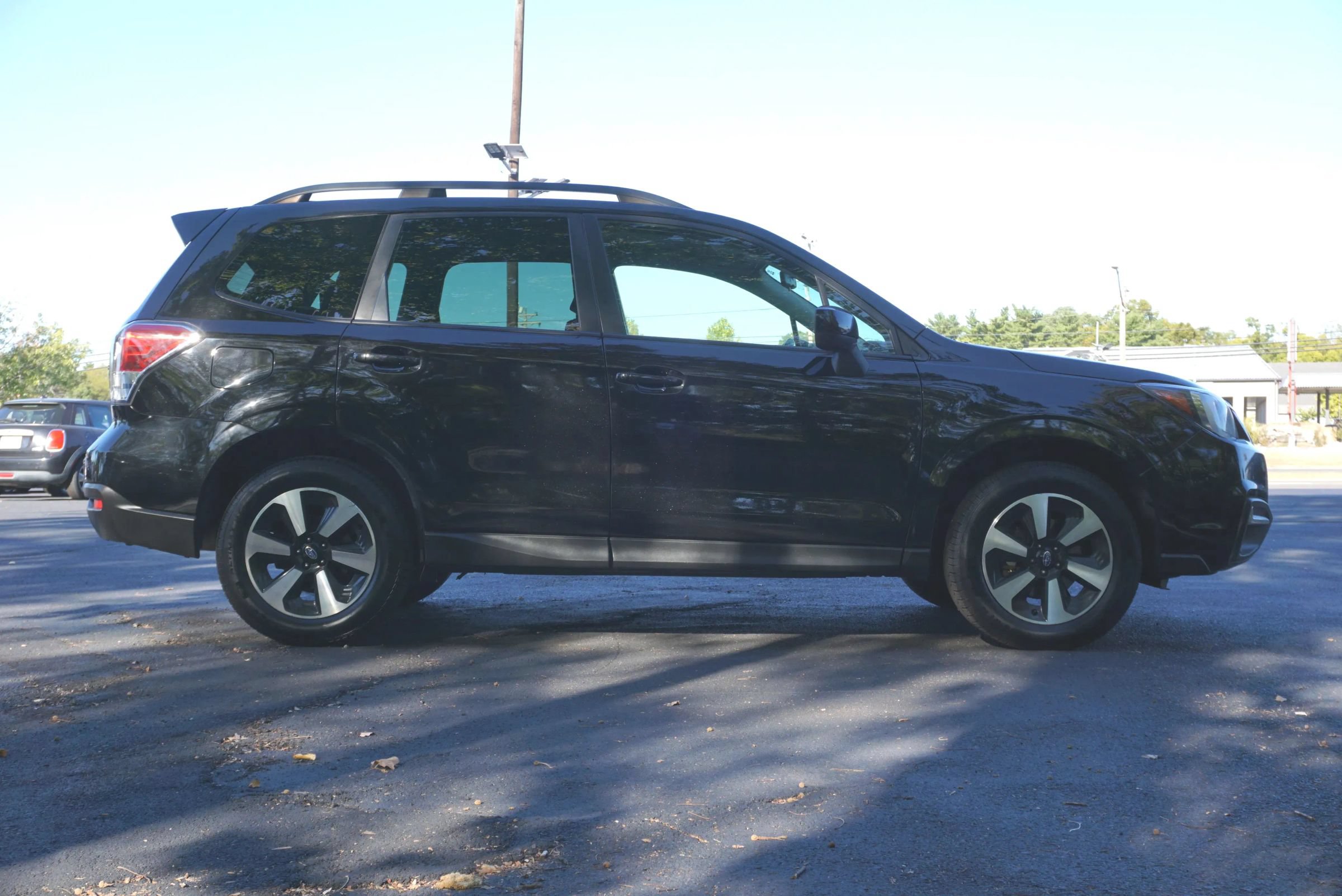 Used 2017 Subaru Forester 2.5i Premium w/ All-Weather Package AWD/4WD image 4