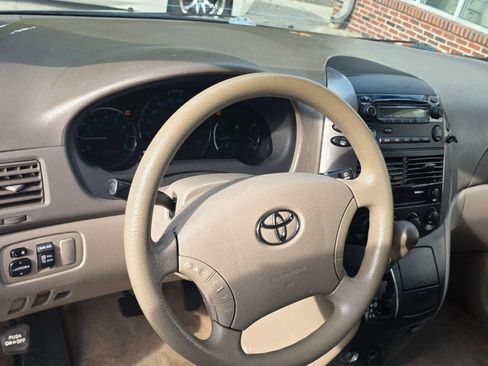 Used 2010 Toyota Sienna CE FWD image 11