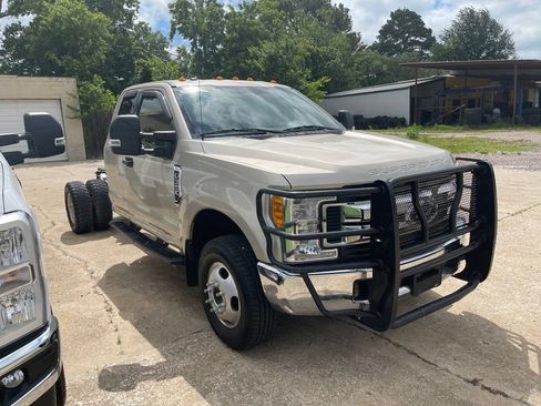 Used 2017 Ford F350 XLT AWD/4WD image 2