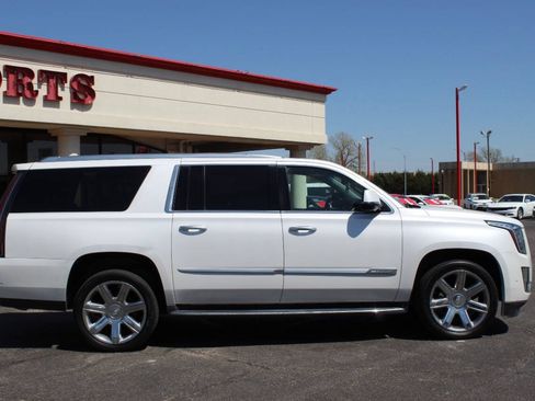 Used 2018 Cadillac Escalade ESV Luxury AWD/4WD image 3
