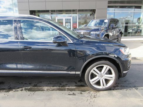 Used 2017 Volkswagen Touareg Executive image 13