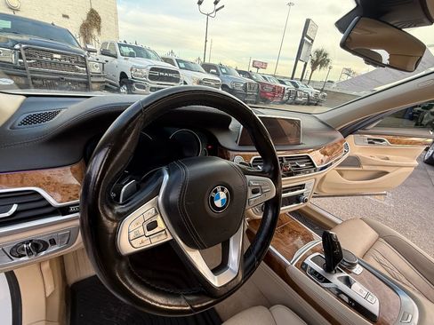 Used 2018 BMW 750i xDrive image 23