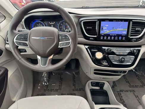 Used 2017 Chrysler Pacifica Touring image 16