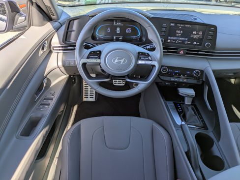Used 2025 Hyundai Elantra Sport image 16