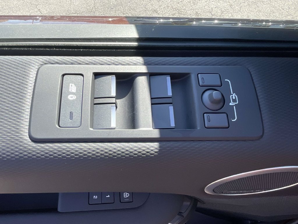 New 2026 Land Rover Discovery Limited Edition AWD/4WD image 27