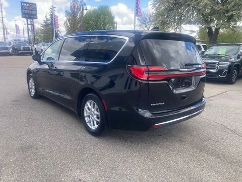Used 2023 Chrysler Pacifica Touring-L FWD image 7