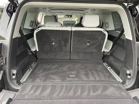 Used 2025 Rivian R1S Premium image 17