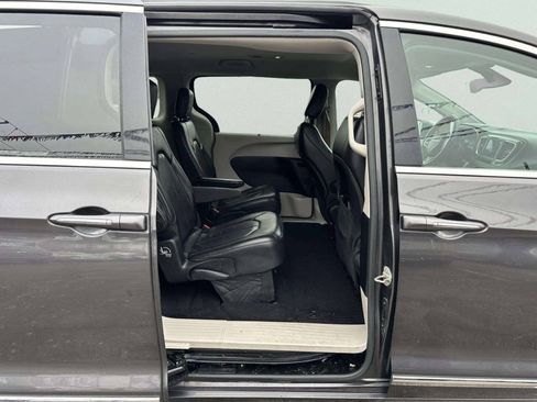 Used 2019 Chrysler Pacifica Touring-L FWD image 16